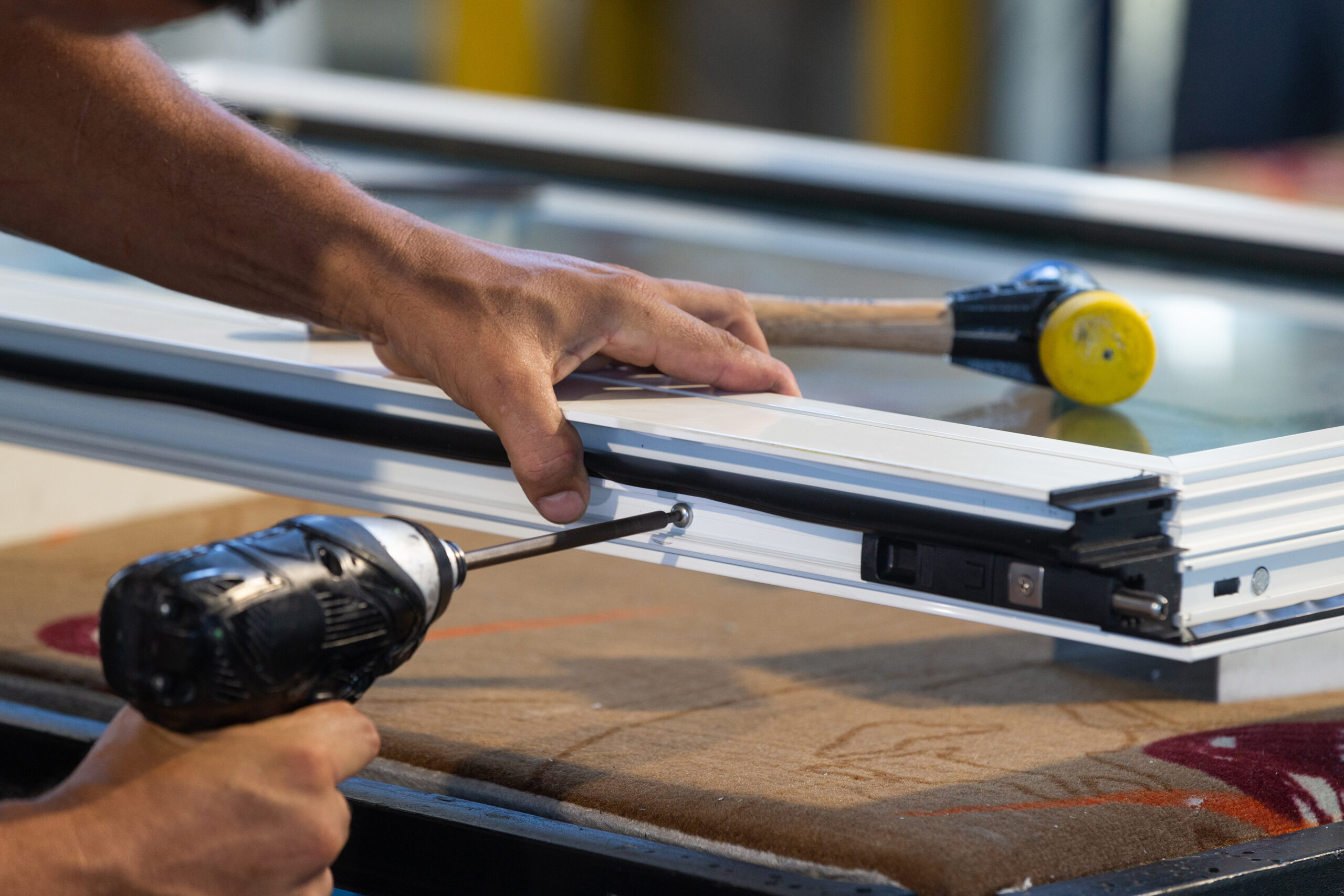 Fabrication de menuiseries aluminium par un menuisier aluminium